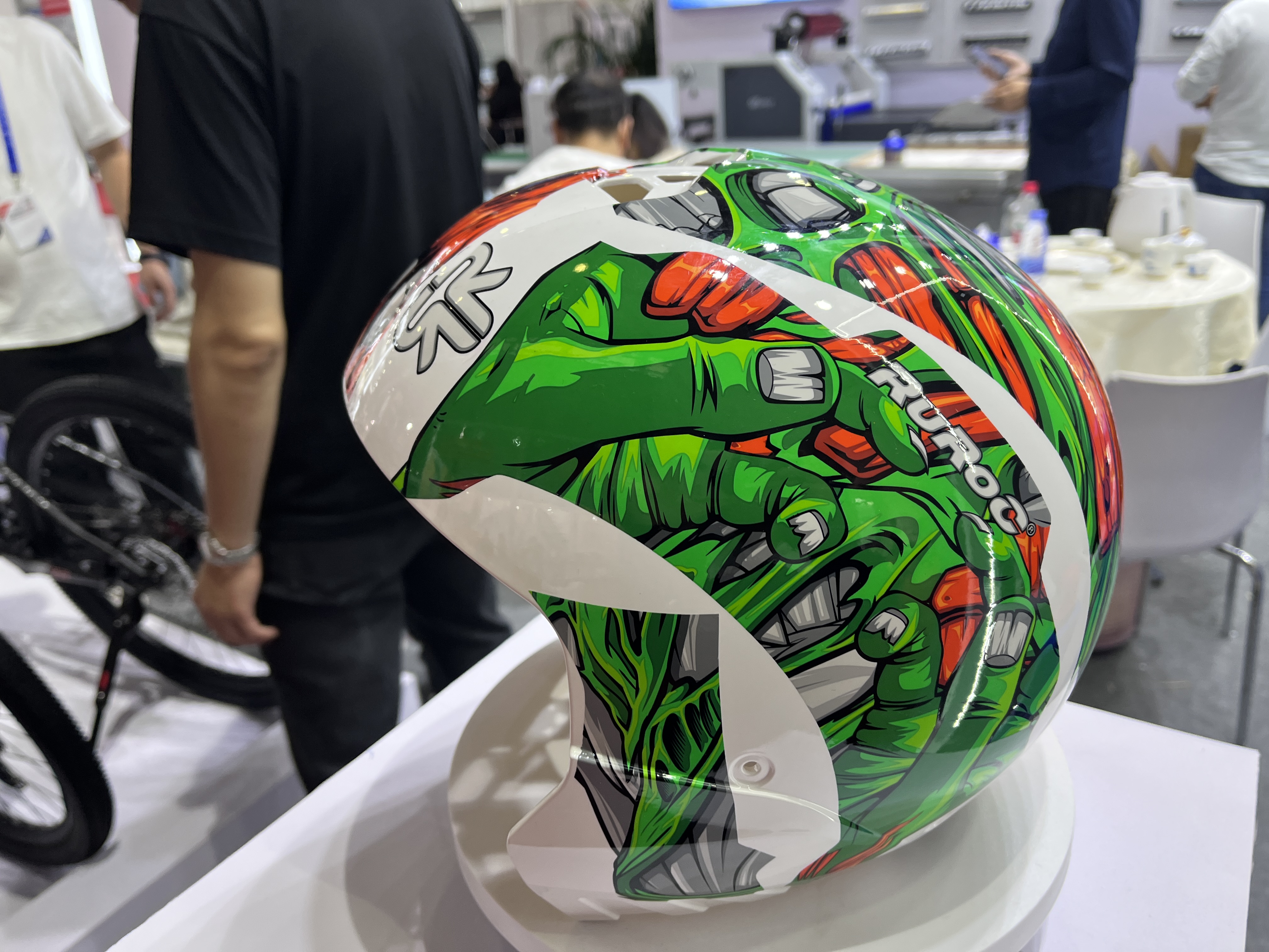 Bläck används på hjälmar